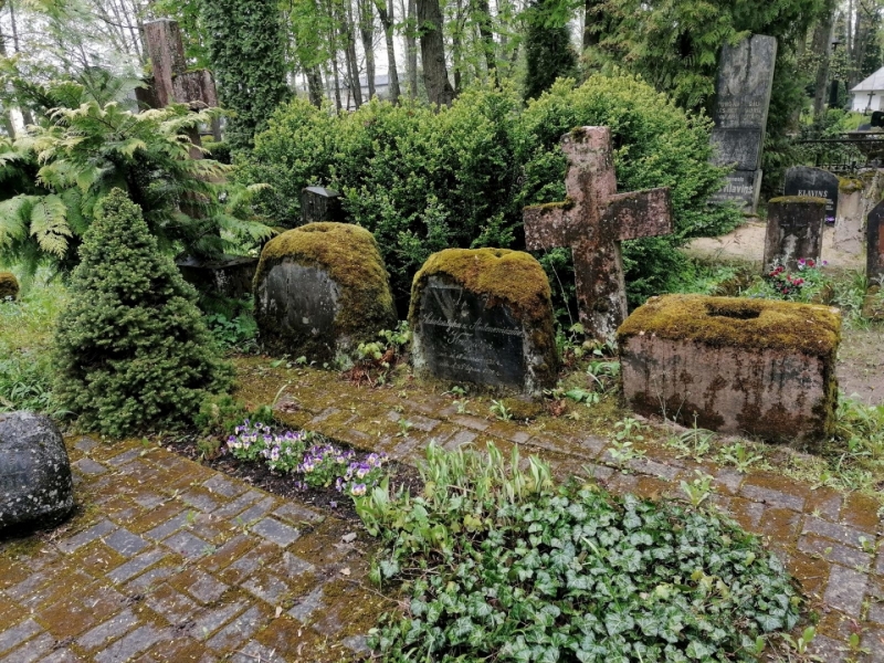 Restaurēti četru Karpu ģimenes locekļu kapu pieminekļi Bauskas Vecajos kapos