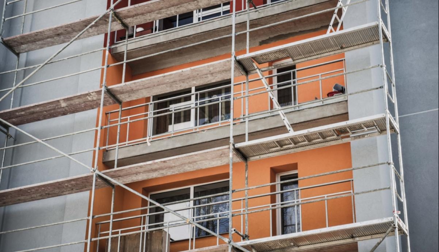 Paplašina valsts atbalstu daudzdzīvokļu ēku iedzīvotājiem remontdarbu veikšanai ēkās