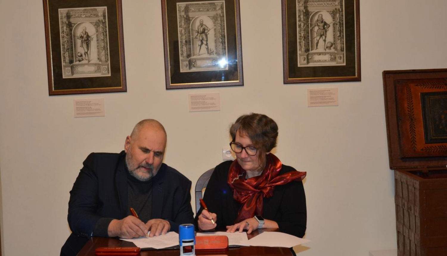 Bauskas pils muzeja direktors paraksta sadarbības līgumu ar Biržu muzeju