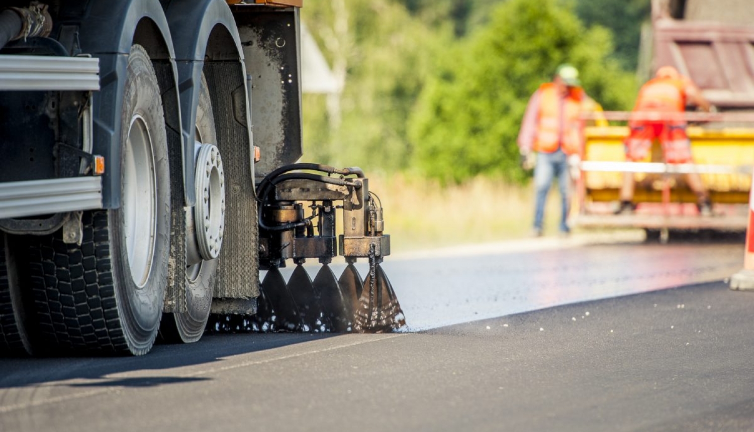 Brīdina par ceļu remontiem un asfalta izsvīdumu